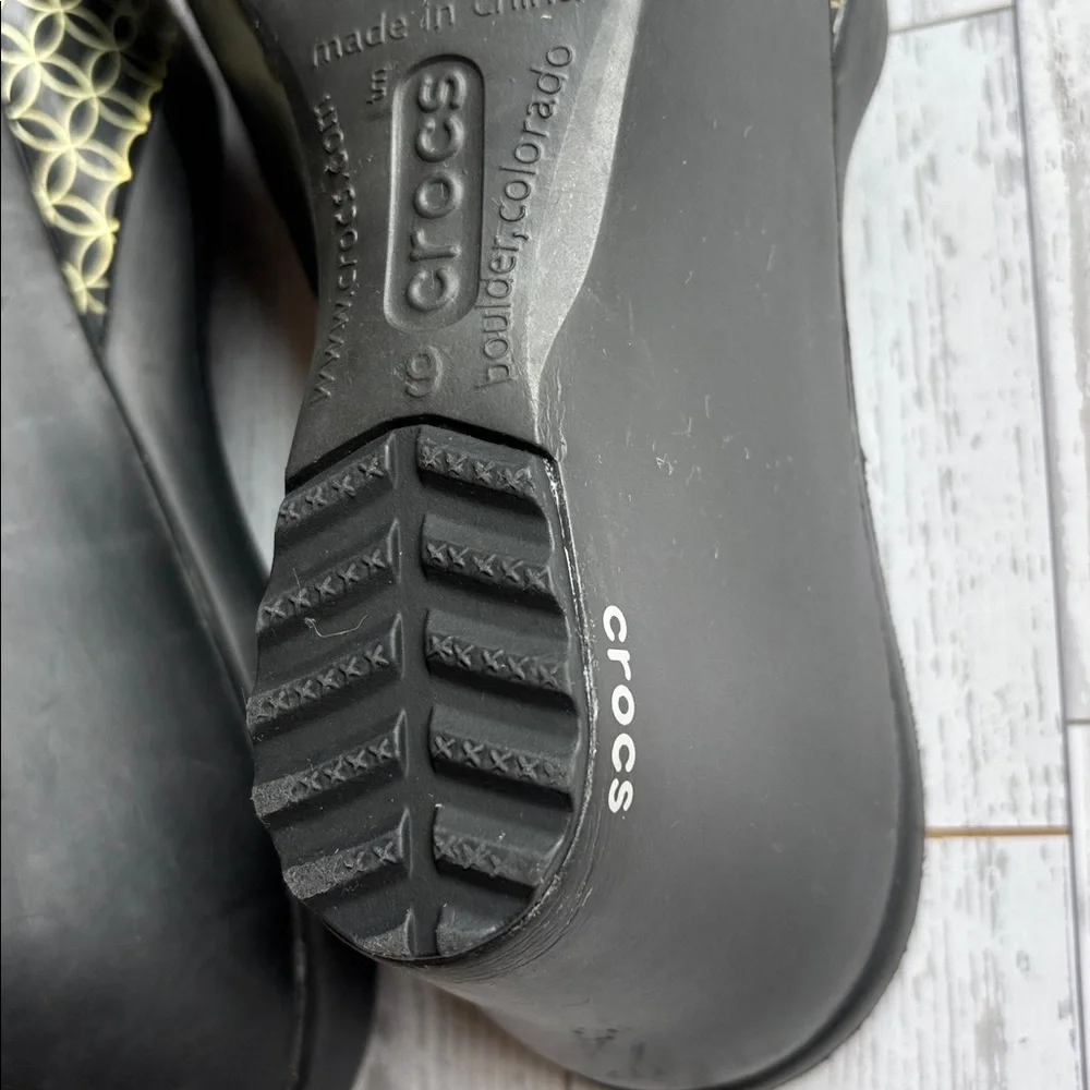 Crocs Sassari Slide‎ Wedge Sandals Black Gold Geometric Comfort Shoes sz 9 EUC